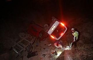 Kazada kamyon ikiye bölündü, iki araçta tarlaya...