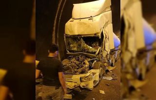 Kazada sıkışan tır sürücüsünü itfaiye ve...