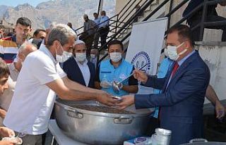 Kazanların başına geçen Vali Akbıyık, aşure...