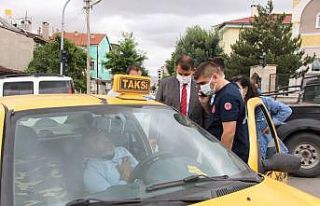 Kazaya denk gelen vali, panik halindeki yaralıyı...