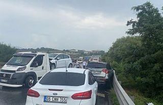 Kazayı gören kaza yaptı: 8 araç birbirine girdi...