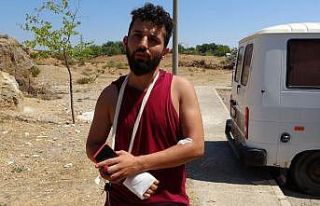Kazazedeye yardım ederken minibüsün altında kaldı,...