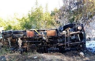 Keles’te şarampole yuvarlanan kamyon ormanlık...