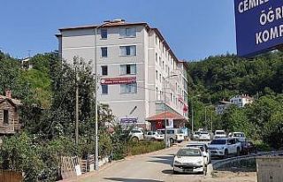 Kendini doktor olarak tanıtıp selzedeleri muayene...