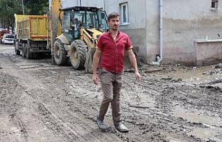 Kendisi de dahil tüm ailesi selde mahsur kaldı,...