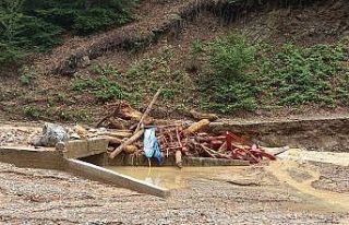 Kepçe ve traktör sel sularında hurdaya döndü