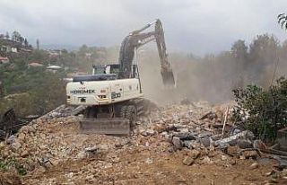 Kepez Belediyesi, Gündoğmuş’taki yıkım çalışmalarına...