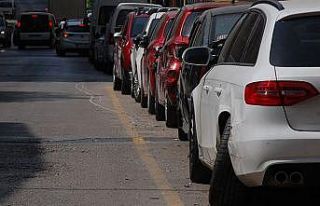 Keşan’da bir otomobil park halindeki 5 araca çarptı