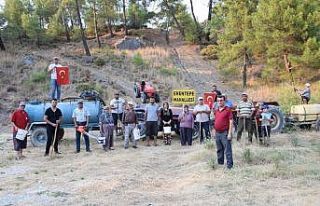 Kimliğini göstermeyenlerin mahalleye girmesine izin...