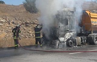 Kırklareli’nde seyir halindeki tır alev alev yandı