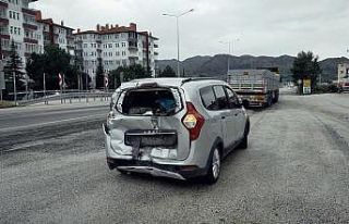 Kırmızı ışıkta bekleyen otomobile tır çarptı:...