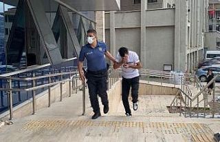 Kız yurdu önünde cinsel içerikli hareket yapan...