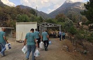 Koca yürekli minik kızdan duygulandıran davranış