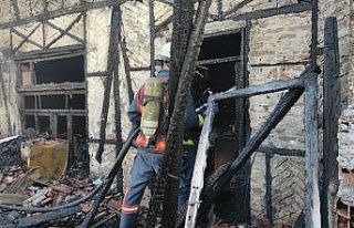 Kömürlükte çıkan yangın kerpiç evi kül etti