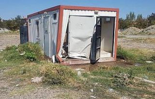 Konteyner tuvalete araç çarptı