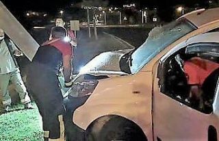 Kontrolden çıkan araç aydınlatma direğini devirdi:...