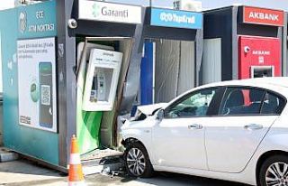 Kontrolden çıkan otomobil, ATM’ye ok gibi saplandı