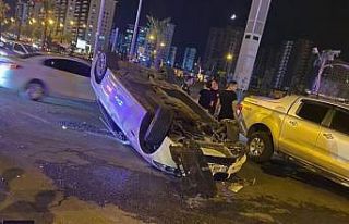 Kontrolden çıkan otomobil direğe çarpıp takla...