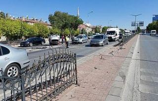 Kontrolden çıkan otomobil karşı şeride uçtu:...