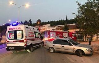 Kontrolden çıkan otomobil önce kaldırıma sonra...