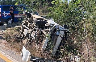 Kontrolden çıkan panelvan yol kenarına devrildi:...