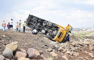 Kontrolden çıkan tır devrildi: 2 yaralı