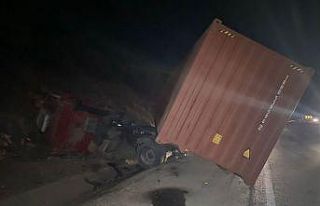 Kontrolden çıkarak refüje giren tırın sürücüsü...