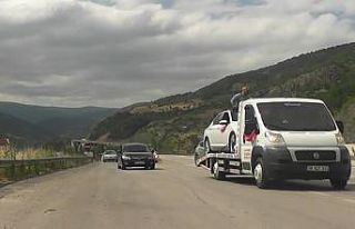 Konvoya çekici üzerindeki otomobili ile katıldı