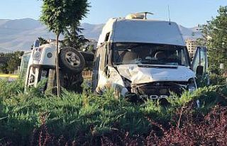 Konya’da minibüs ile kamyonet çarpıştı: 1 yaralı