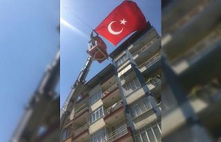 Kopmak üzere olan bayrak, yenisi ile değiştirildi