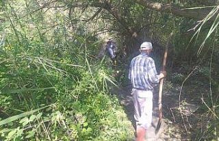 Köylülerin imece usulü kanal temizliği