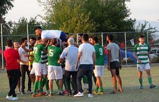Kozan’da köy takımlarından anlamlı saygı duruşu