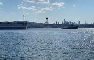 Kruvaziyer geminin büyük parçası İstanbul Boğazı’ndan...