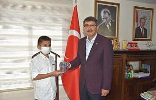 Kumbarasını yangın bölgesindeki mağdurlara bağışladı