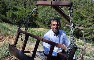 Kumluca’da sarp bölgelerdeki ürünlerini taşımak...