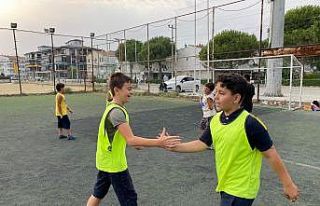 Kur’an-ı Kerim kursu öğrencileri yeşil sahada...