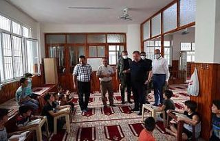 Kuran kursu öğrencilerine hediye verildi