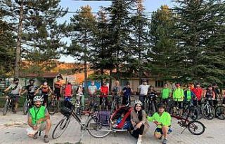 Küresel ısınmaya karşı 35 kilometre pedal çevirdiler
