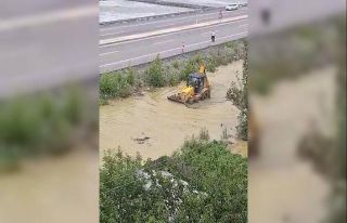 Kurtarılmayı bekleyen selzededen gülümseten sevinç:...