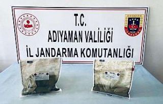 Kurutmaya bıraktıkları esrarı toplarken yakalandılar