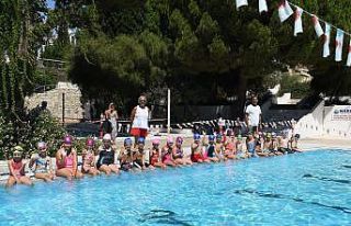 Kuşadalı miniklerin yaz tatili sporla renkleniyor