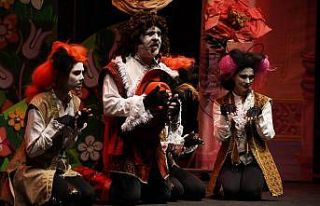 Kuşadası’nda ’Çizmeli Kedi’ çocuklarla buluştu