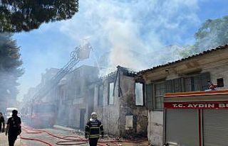 Kuşadası’ndaki yangında metruk bina kül oldu