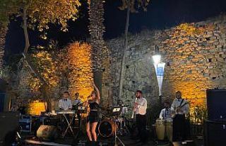 Kuşadası’nın turistik çarşıları konserlerle...