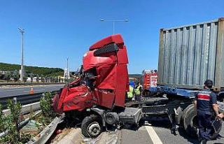 Kuzey Marmara Otoyolunda lastiği patlayan tır bariyerlere...