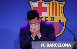 Lionel Messi, Barcelona’ya göz yaşlarıyla veda...