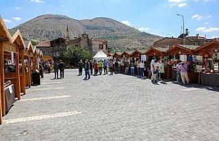 Maharetli Eller yapıyor, pazarda alıcısıyla buluşuyor