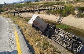 Manisa’da işçi servisi sulama kanalına devrildi