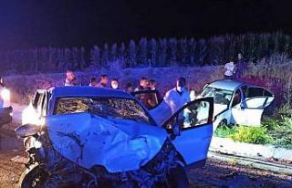 Manisa’da otomobiller kafa kafaya çarpıştı:...