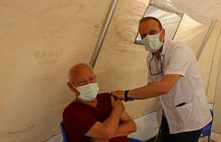 Manisa’da randevusuz aşı çadırına büyük ilgi